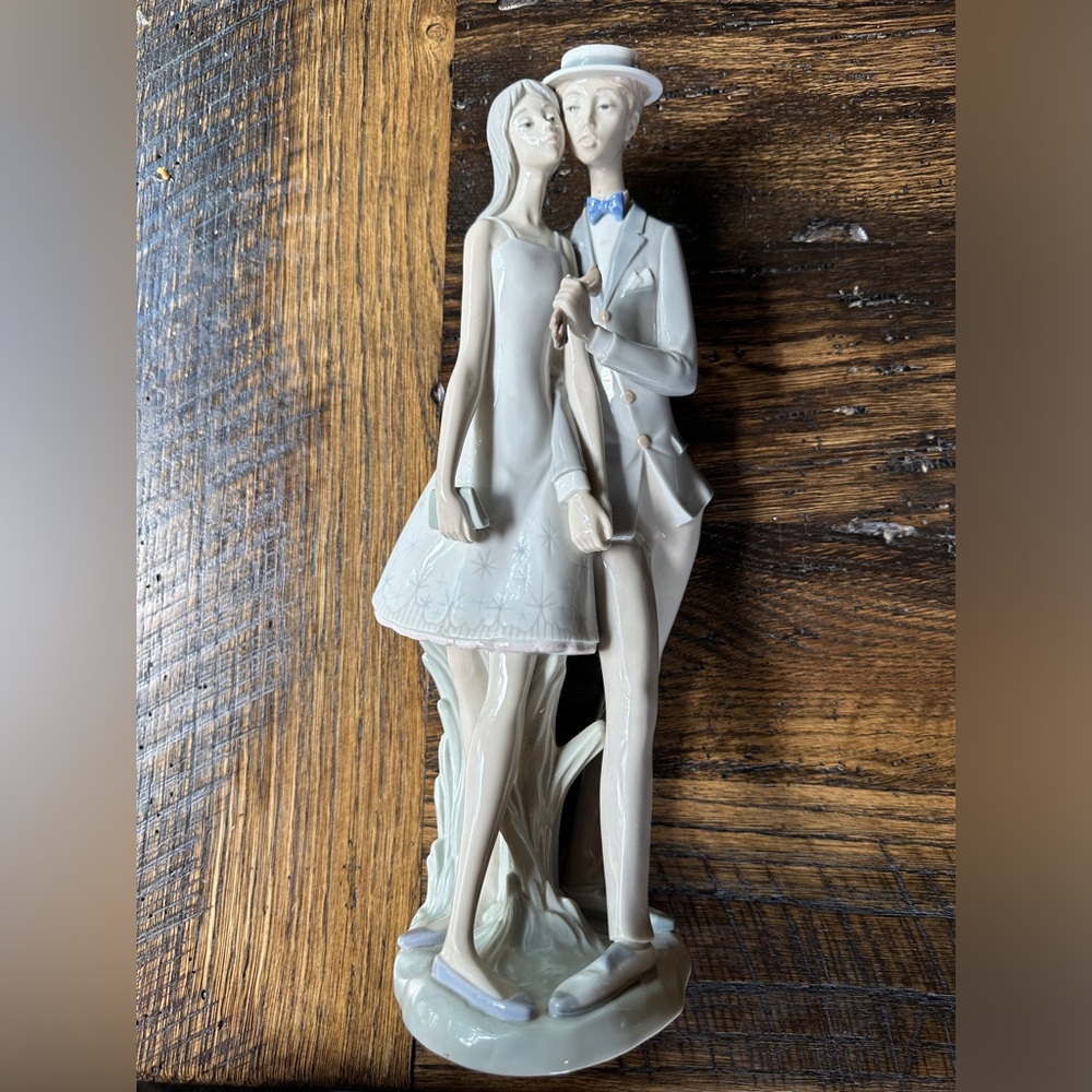 Lladro Sweethearts figurine